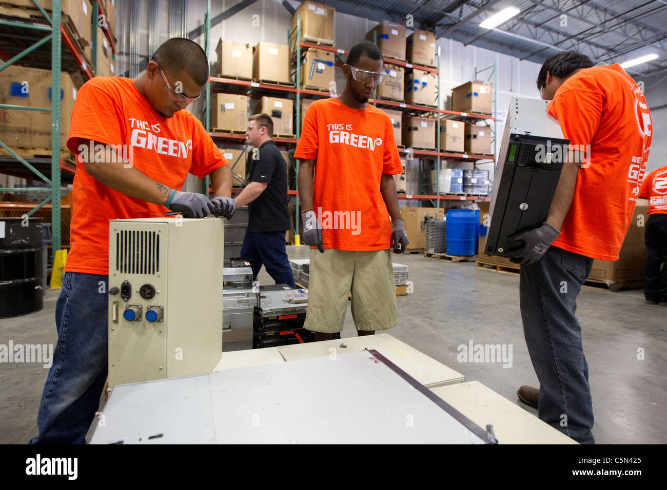 Arbeiter auf ein Verwerter von veralteten Elektronik und High-Tech-Geräte, Art-Elektronik in Austin für das recycling Stockfoto