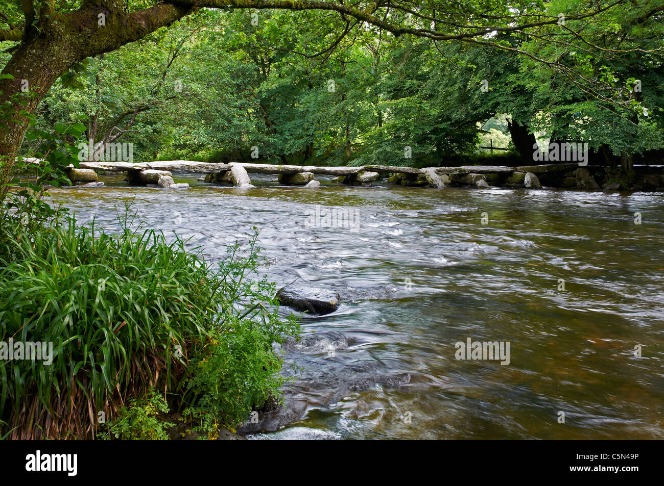 Tarr Steps eine mittelalterliche Klöppel Brücke über den Fluss Barle in der Nähe von Withypool Exmoor National Park, Somerset, England. Stockfoto