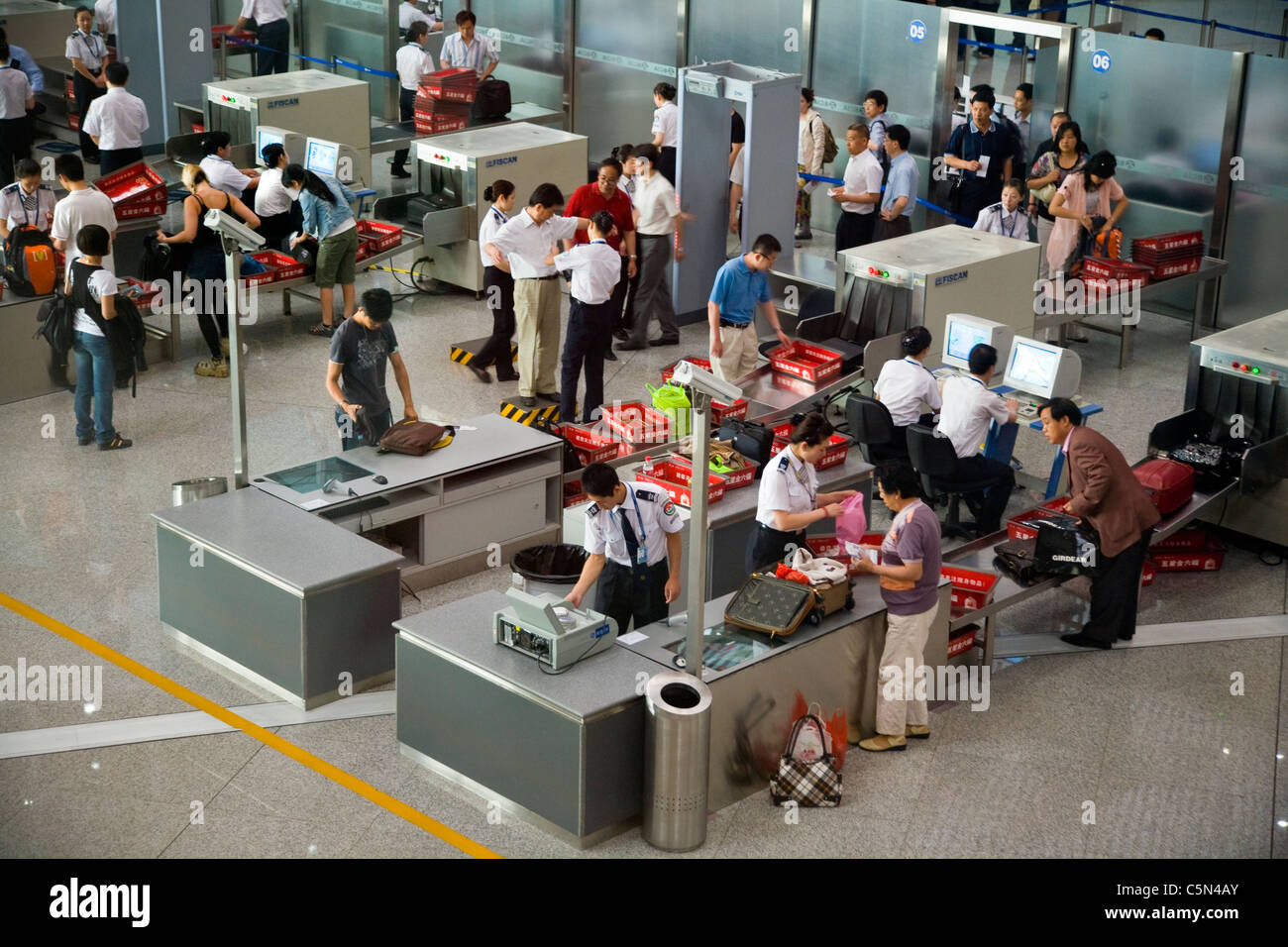 Handgepäck / Passagier X - Ray Sicherheitskontrolle nach dem Check-in – am Beijing Capital International Airport, der VR China / China. Stockfoto