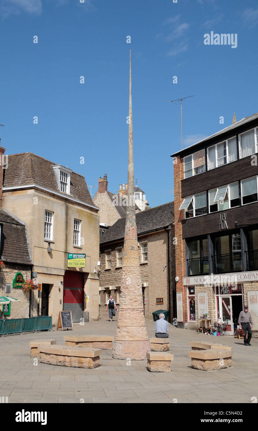 Schaf-Markt mit einer Eleanor Cross inspirierte modernen Skulptur in Stamford, Lincolnshire, UK. Stockfoto