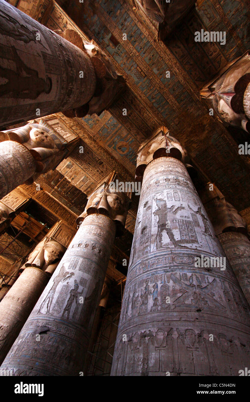 Majestätische Säulenhalle in Dendera Tempel im Süden von Ägypten Stockfoto