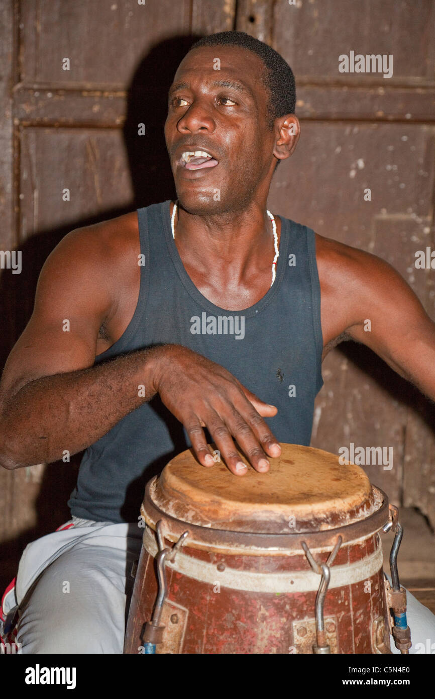 Kuba, Trinidad. Schlagzeuger in Afro-kubanischen religiöse Zeremonie kongolesischer Herkunft. Stockfoto