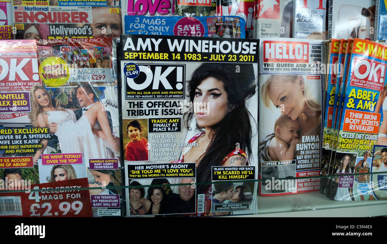 Amy Winehouse auf der vorderen Abdeckung des OK-Magazin 2011 auf einem zeitschriftenständer in London England UK KATHY DEWITT Stockfoto