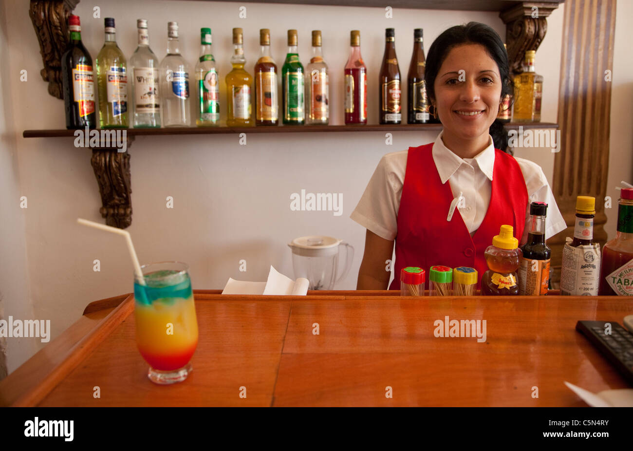 Kuba, Trinidad. Frau Barkeeper stolz auf ihre kolonialen Trinidad, ein alkoholisches Mischgetränk. Stockfoto