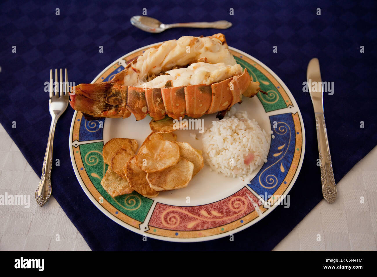 Kuba, Trinidad. Hummer-Mittagessen. mit Reis und Plantain Chips. Stockfoto