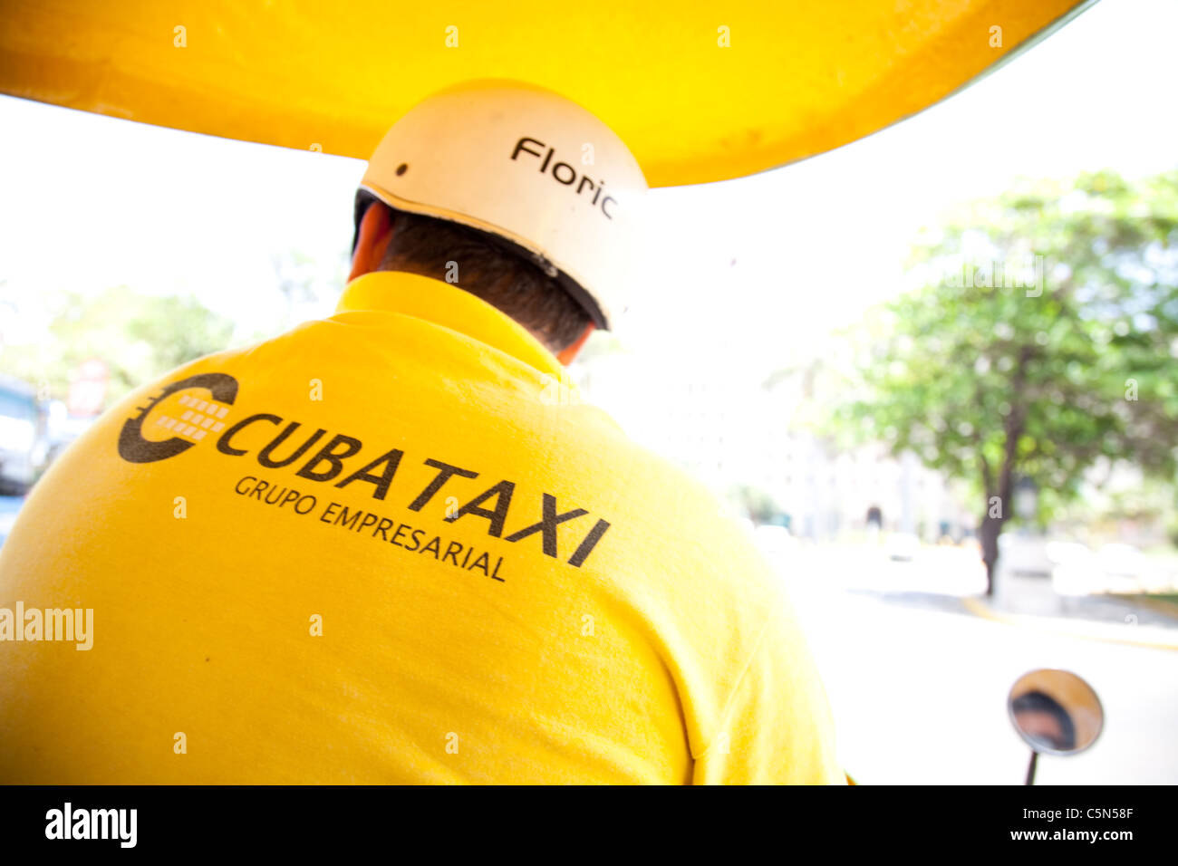 Ein Blick aus dem Inneren eines kubanischen Bubble Auto Taxi in Havanna, Kuba Stockfoto