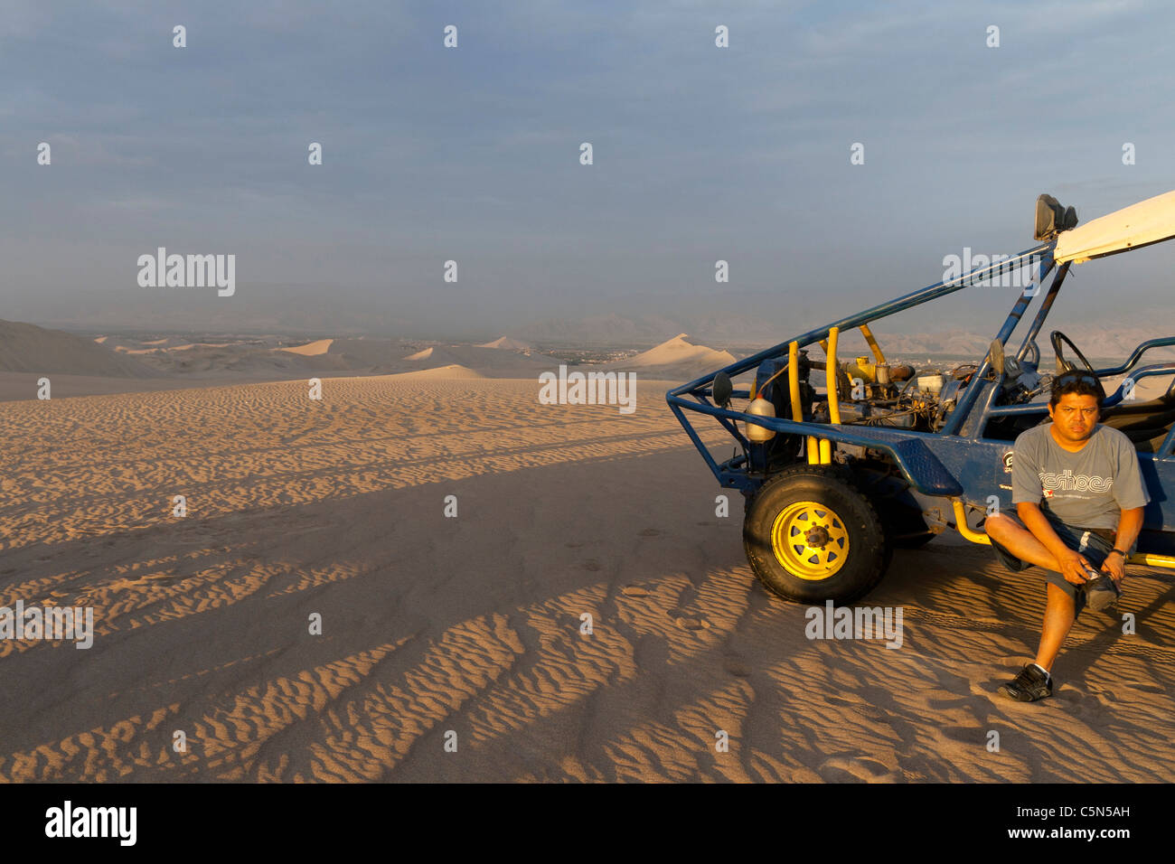 Huacachina Oase, Ica, Südperu, Sandbuggy Fahrer eine Pause in den Dünen bei Sonnenuntergang (laut WWF Sechura Wüste) Stockfoto