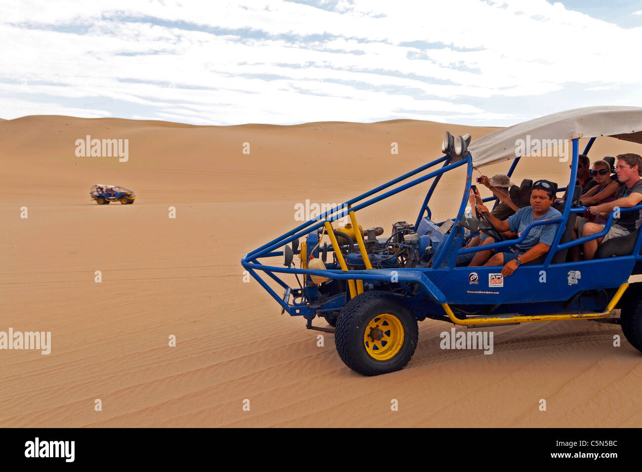 Huacachina Oase, Ica, Sechura Wüste, Südperu, Sandbuggying Touristen mit anderen Buggy im Hintergrund Stockfoto