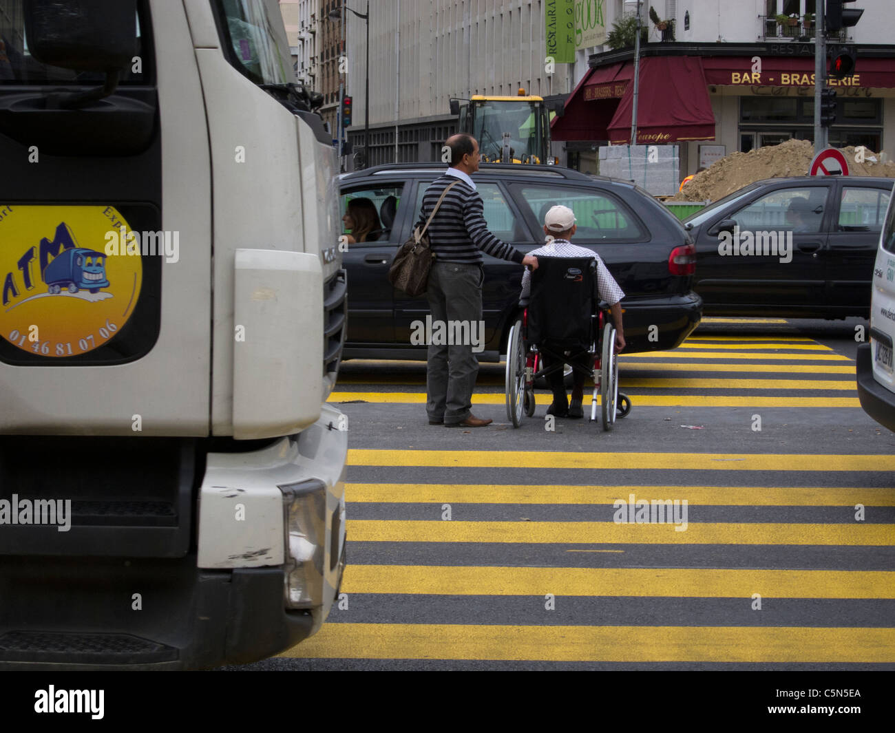 Paris, Frankreich, behinderten Mann Kreuzung Straße im dichten Verkehr, Straßenbahn-Baustelle Stockfoto