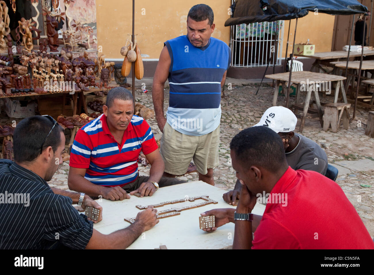 Kuba, Trinidad. Männer spielen Domino, am späten Nachmittag. Stockfoto