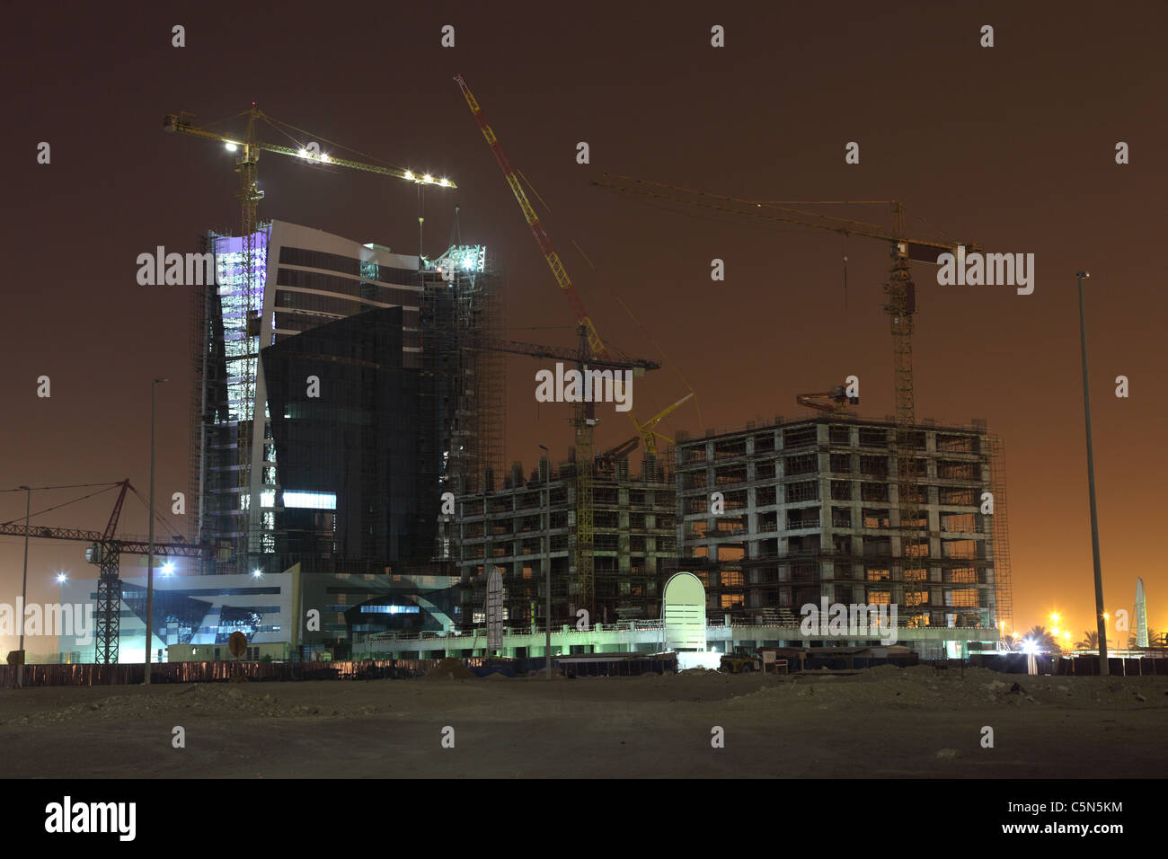 Hochhaus-Hochbau in der Nacht. Dubai, Vereinigte Arabische Emirate Stockfoto