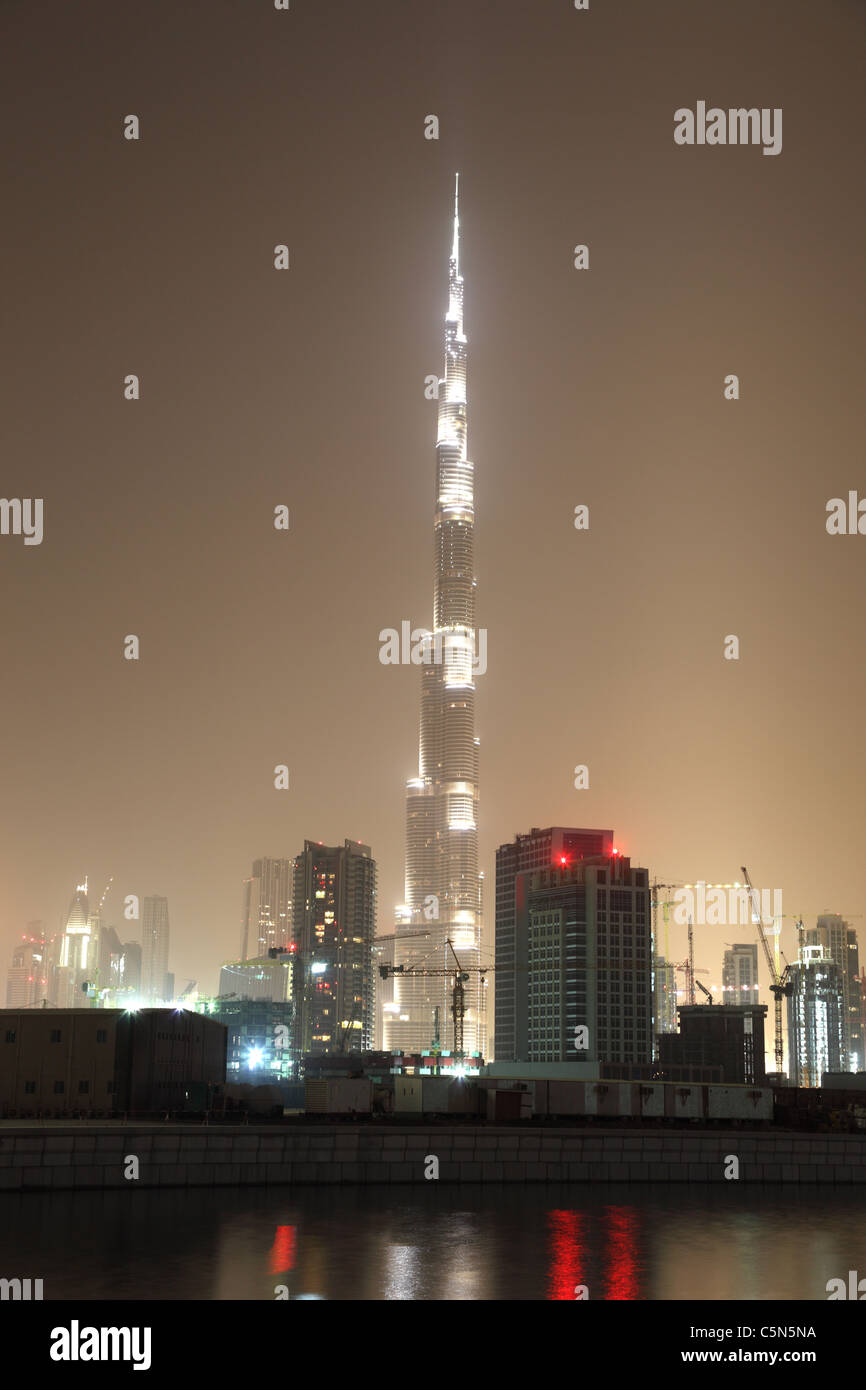 Burj Khalifa, die nachts beleuchtet sind. Dubai, Vereinigte Arabische Emirate Stockfoto