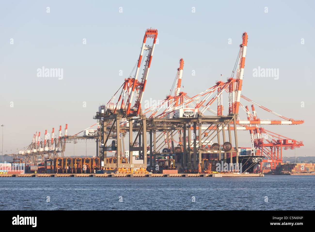 Maher Terminals Container-terminal in der Port Newark-Elizabeth Marine Terminal an der Newark Bay. Stockfoto