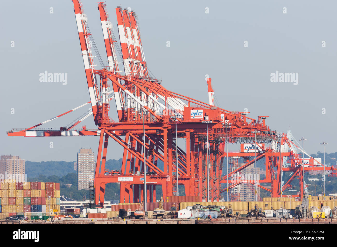 Die Port Newark Container Terminal (PNCT) Anlage in Port Newark-Elizabeth Marine Terminal an der Newark Bay. Stockfoto