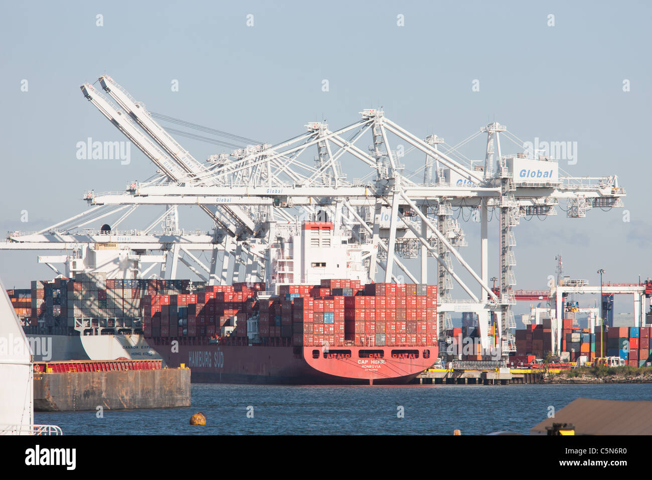 Kräne laden Hamburg Sud Containerschiff Cap Henri in der weltweiten Container-Terminals-Anlage in Jersey City, New Jersey. Stockfoto