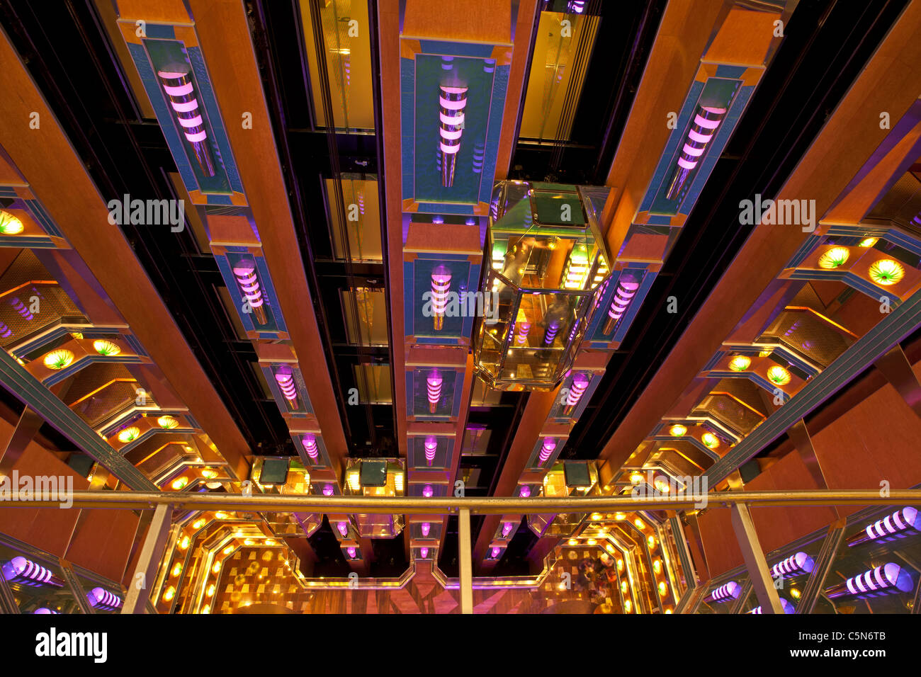 Kreuzfahrt Schiff Innenhof gläserne Aufzüge. Bright und Glitter mit Luxus-Features. Don Despain Stockfoto
