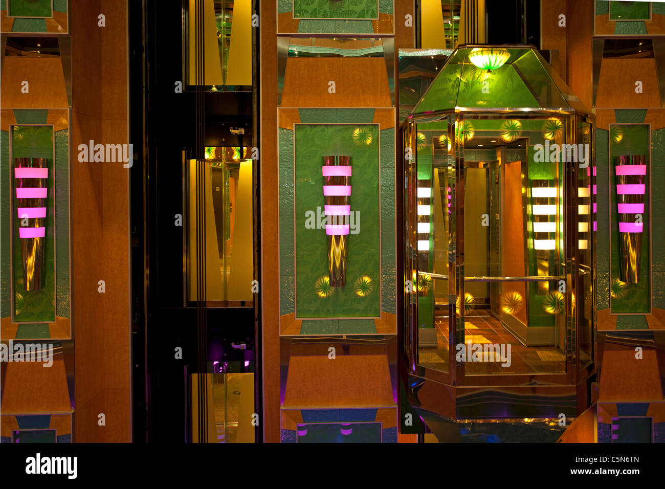 Kreuzfahrt Schiff Innenhof gläserne Aufzüge. Bright und Glitter mit Luxus-Features. Don Despain Stockfoto