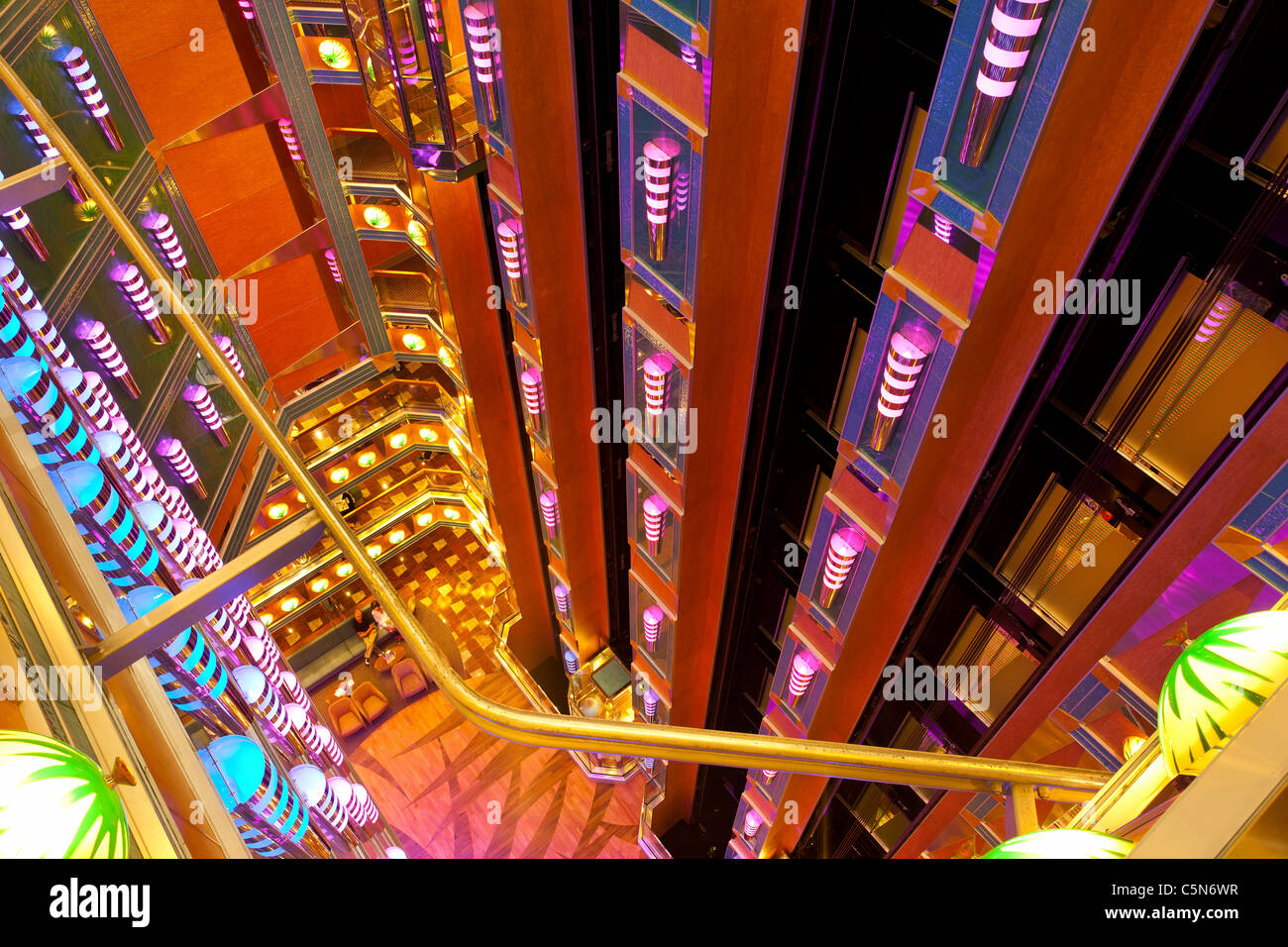 Kreuzfahrt Schiff Innenhof gläserne Aufzüge. Bright und Glitter mit Luxus-Features. Don Despain Stockfoto