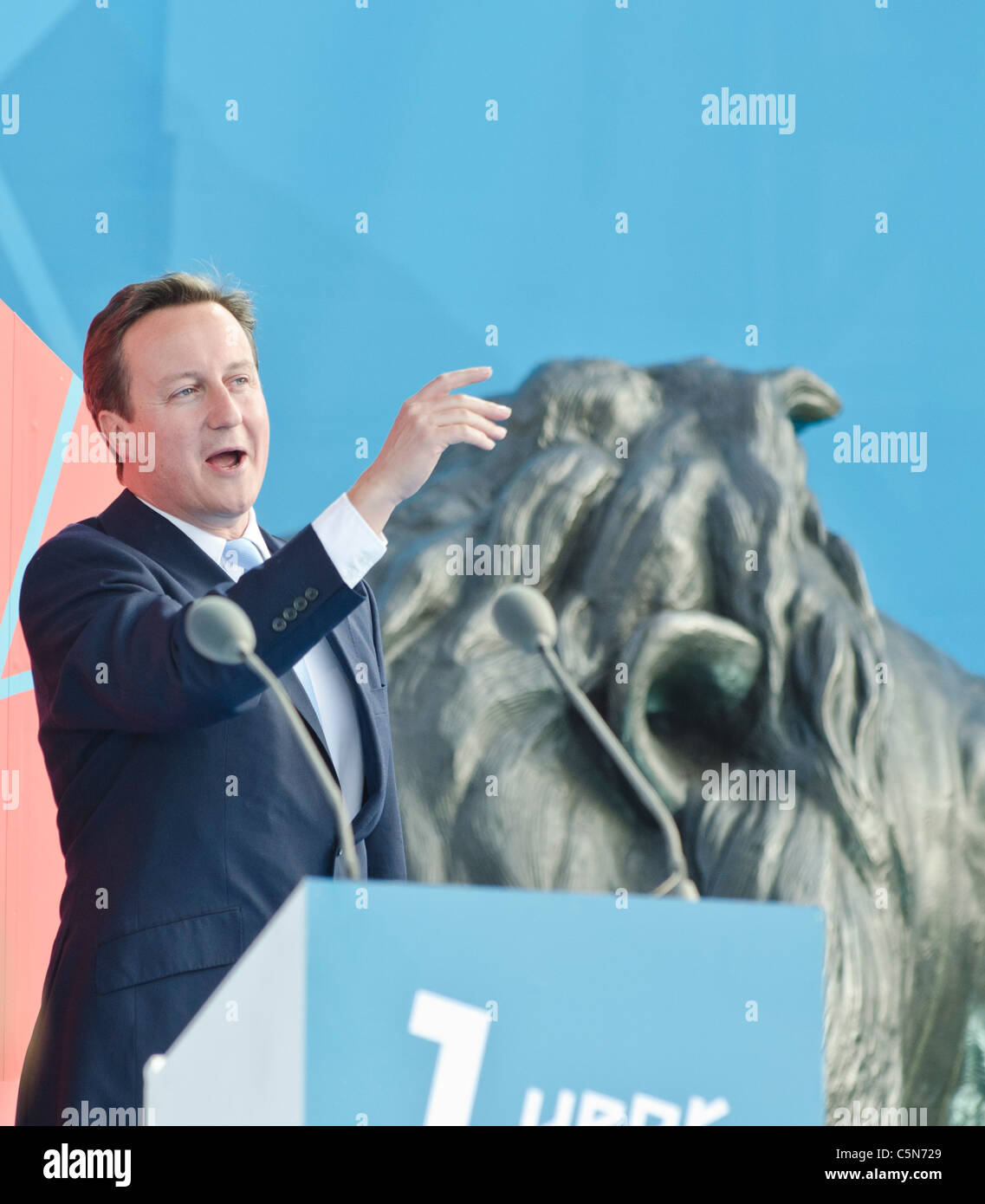 Der britische Premierminister David Cameron Hand erhoben "1 Jahr vor" London 2012 Olympics Trafalgar Square Stockfoto