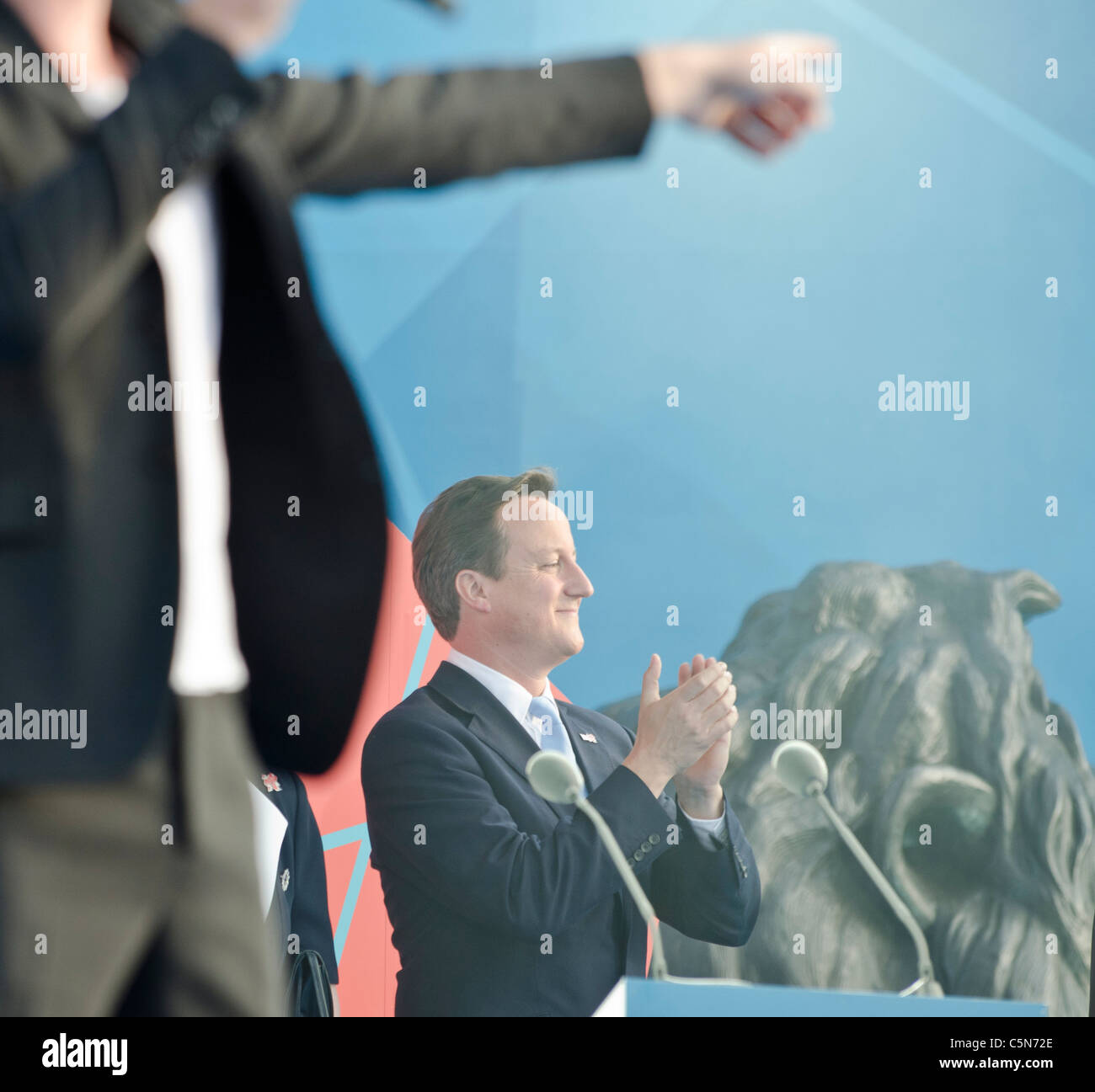 Der britische Premierminister David Cameron klatscht "1 Jahr vor" London 2012 Olympics Trafalgar Square Stockfoto