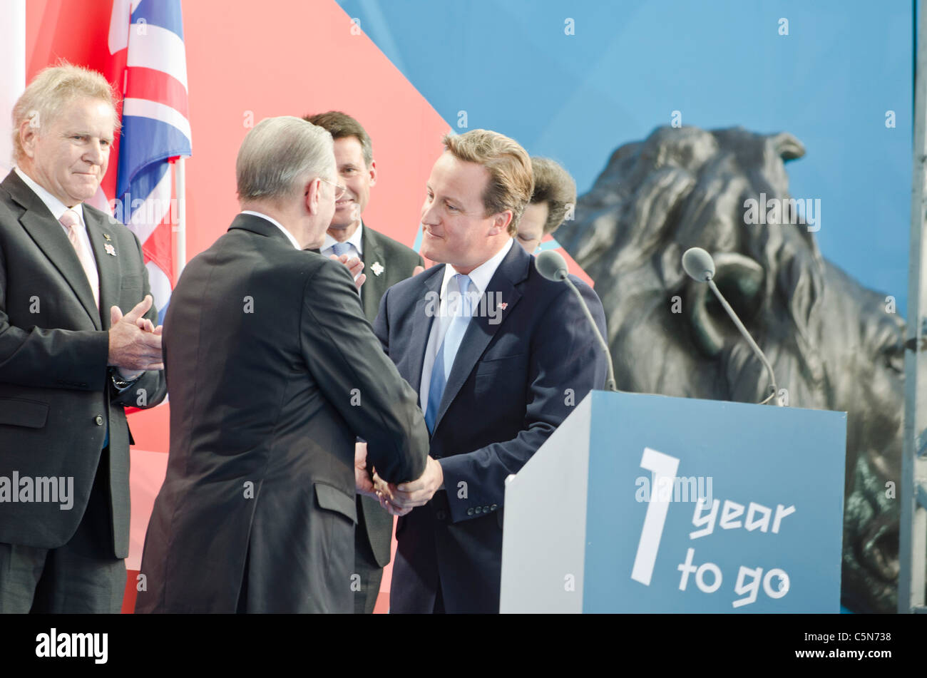 David Cameron Dank Jacques Rogge IOC-Präsident "1 Jahr vor" London 2012 Olympics Trafalgar Square Stockfoto