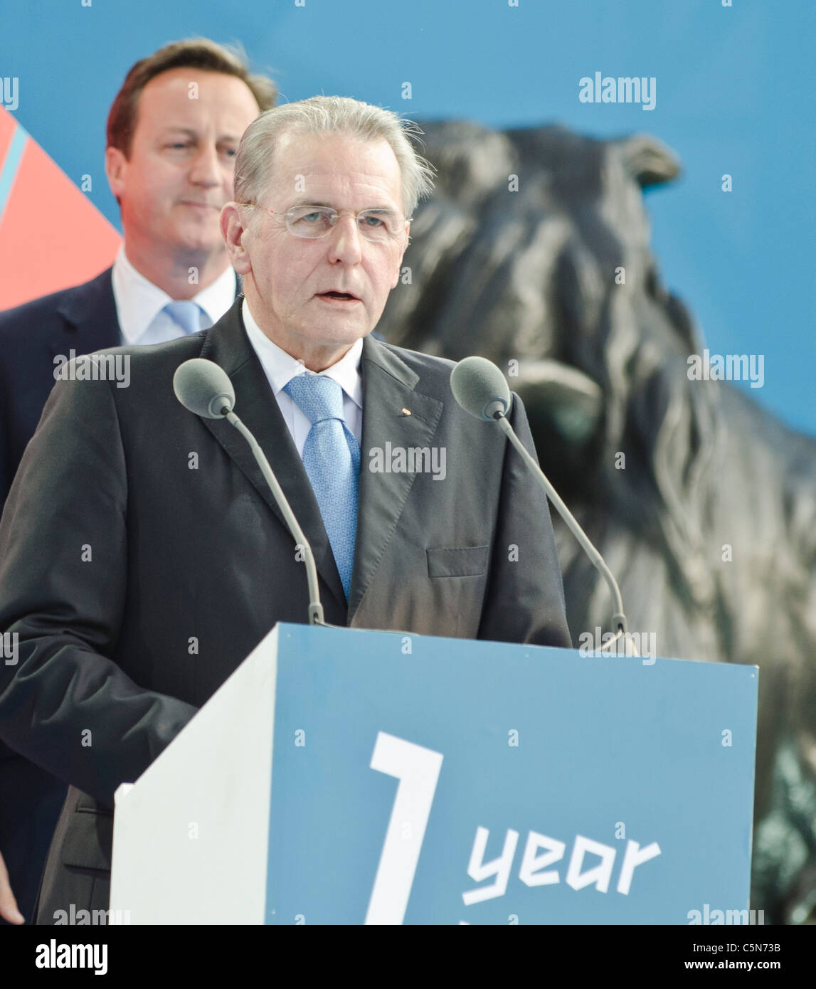 Jacques Rogge IOC-Präsident David Cameron hinter. "1 Jahr vor" London 2012 Olympics Trafalgar Square Uk Stockfoto