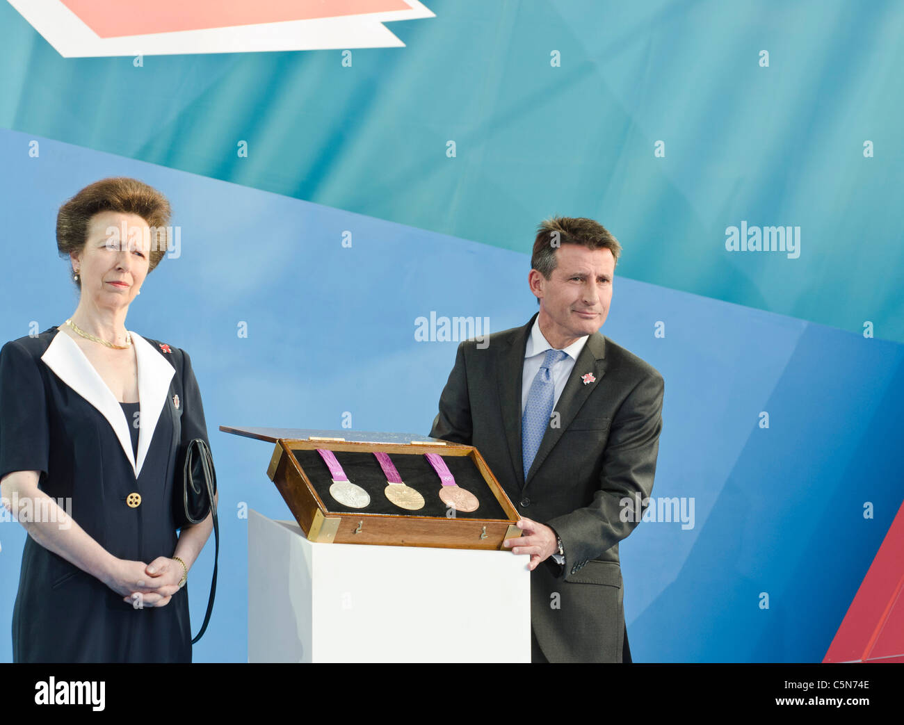 Princess Royal (Prinzessin Anne), Lord Sebastian Coe neue Olympia-Medaillen "1 Jahr vor" London 2012 Olympics Trafalgar Square Stockfoto