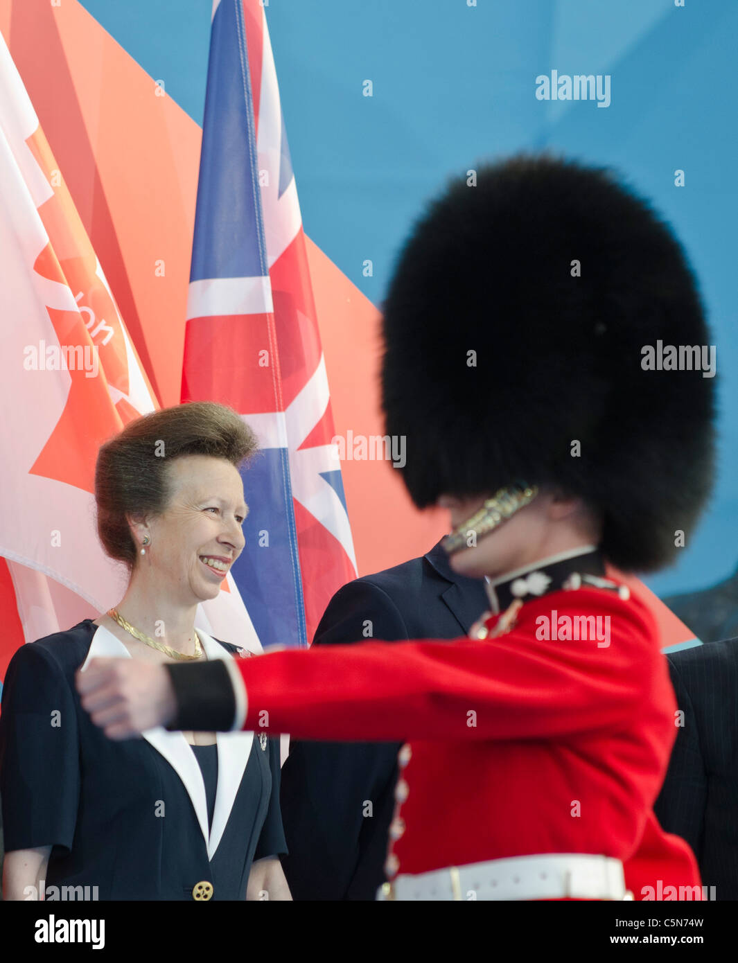 Princess Royal (Prinzessin Anne) und Scots Gardist "1 Jahr vor" London 2012 Olympics Trafalgar Square Stockfoto