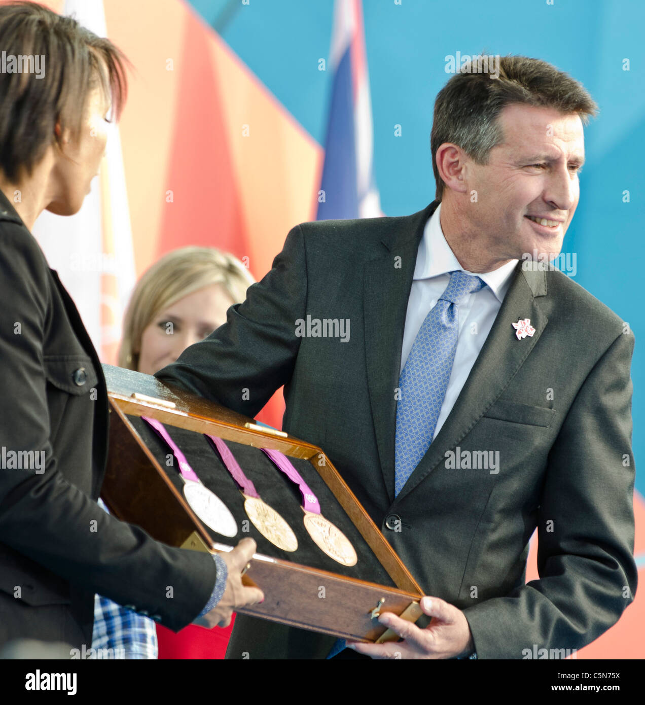 Lord Sebastian Coe hält neue olympische Medaillen "1 Jahr vor" London 2012 Olympics Trafalgar Square Stockfoto