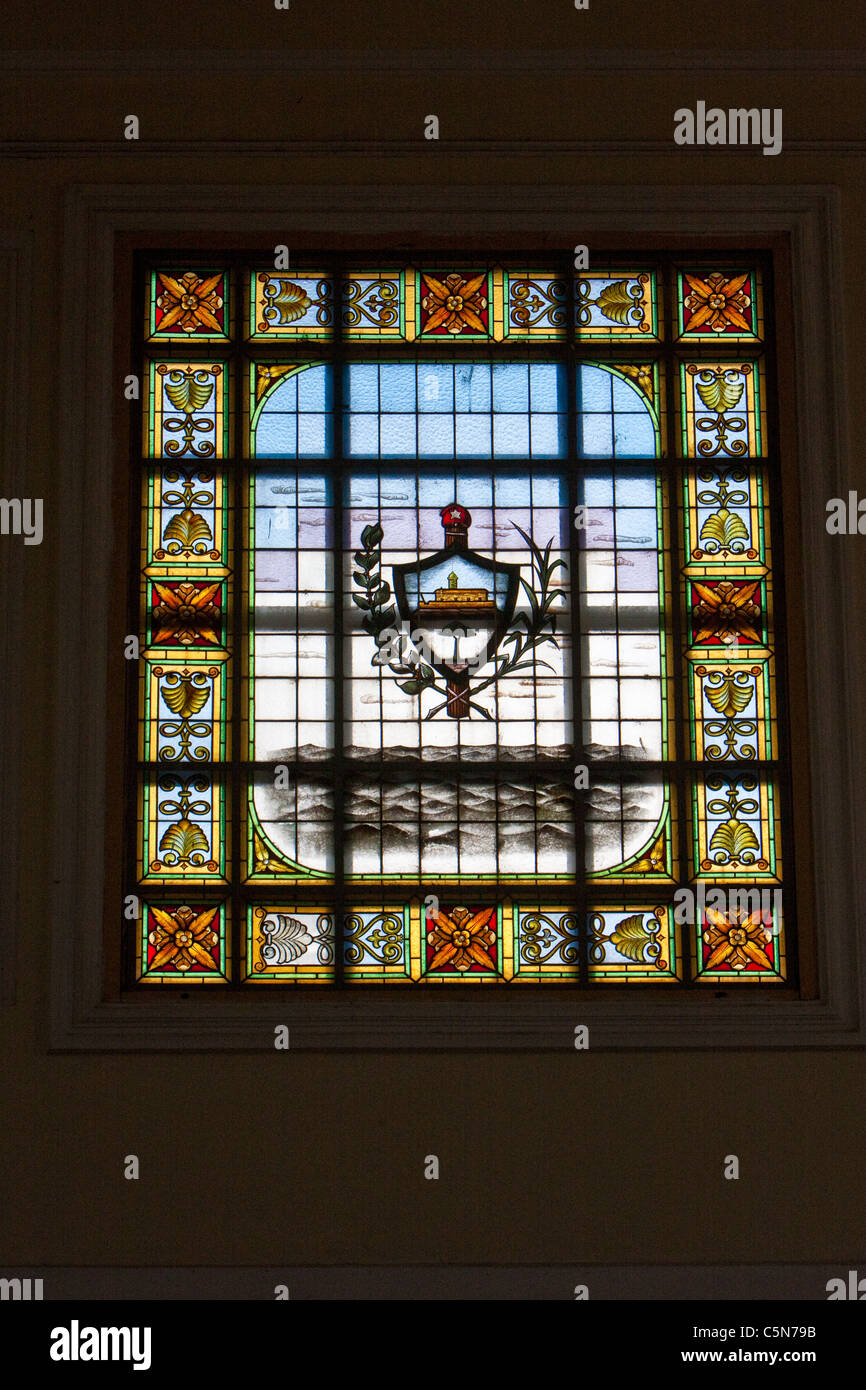 Kuba, Cienfuegos. Glasfenster im Antiguo Ayuntamiento, Heimat der staatlichen Landtag. Stockfoto