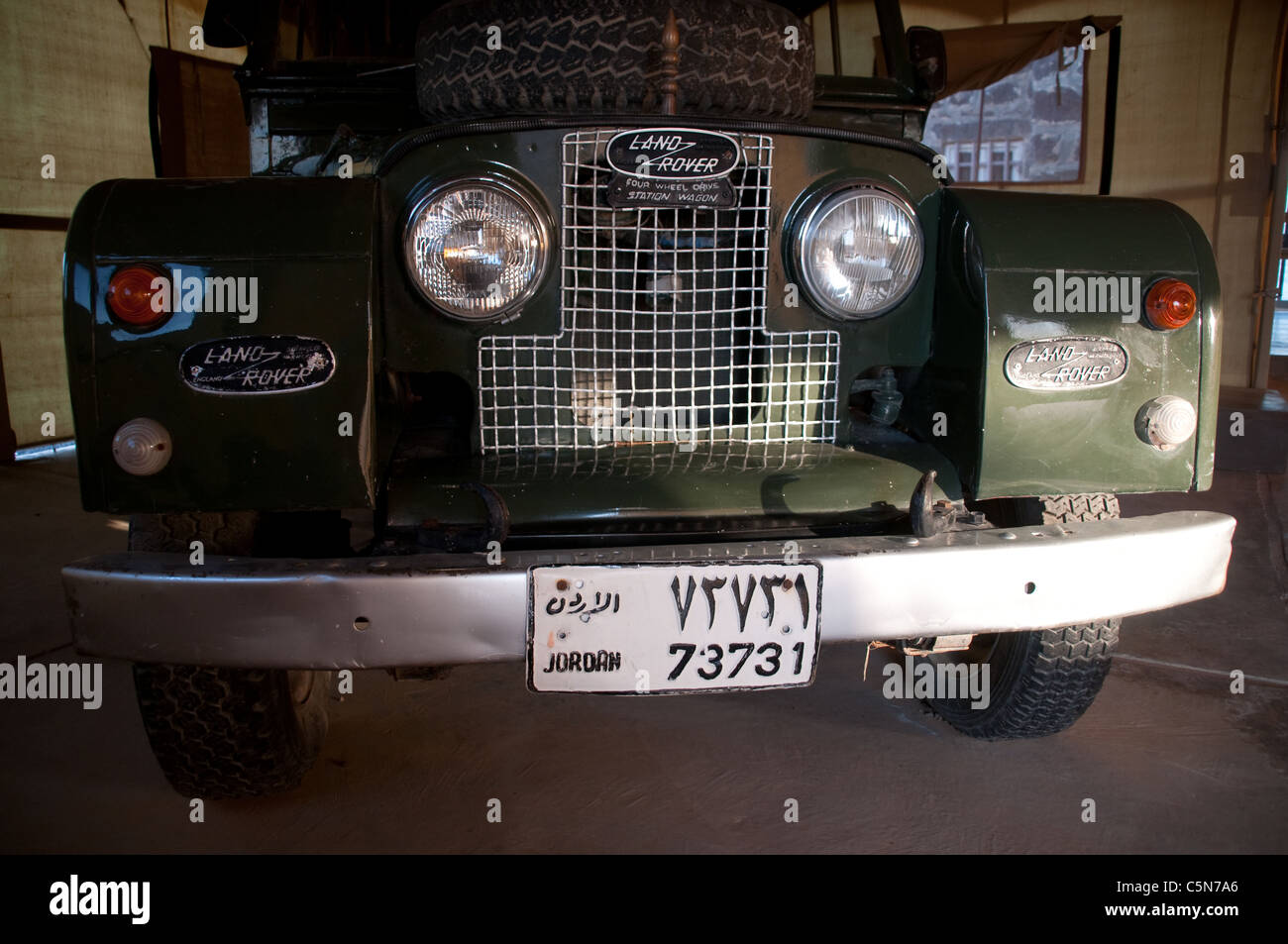 Ein alter, grüner Land Rover aus dem Jahr 1956, der in der Azraq Lodge in der Oasenstadt Azraq in der Region Badia, der östlichen Wüste Jordaniens, ausgestellt ist. Stockfoto