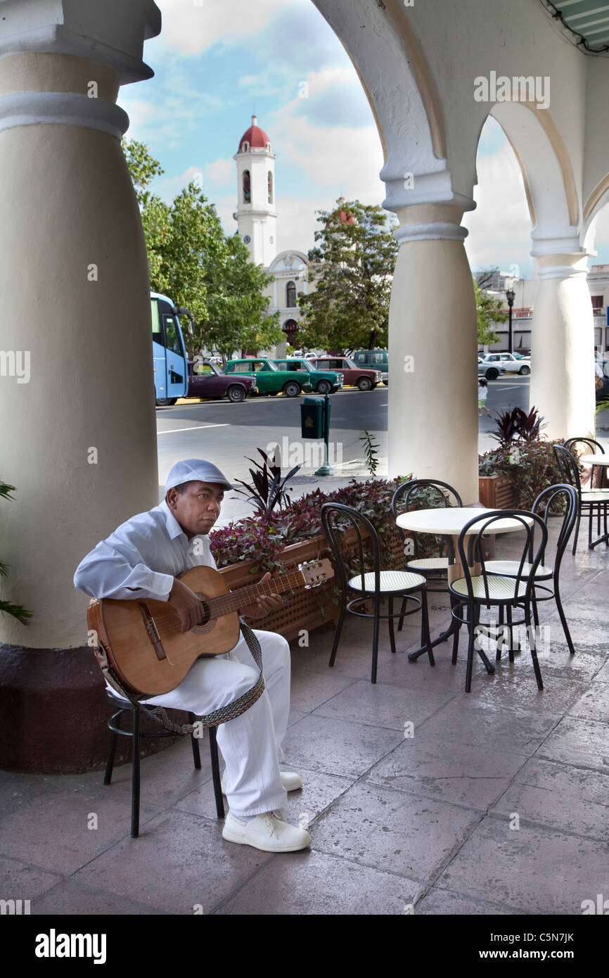 Kuba, Cienfuegos. Afro-kubanischer Gitarrist außerhalb eines Cafes. Stockfoto