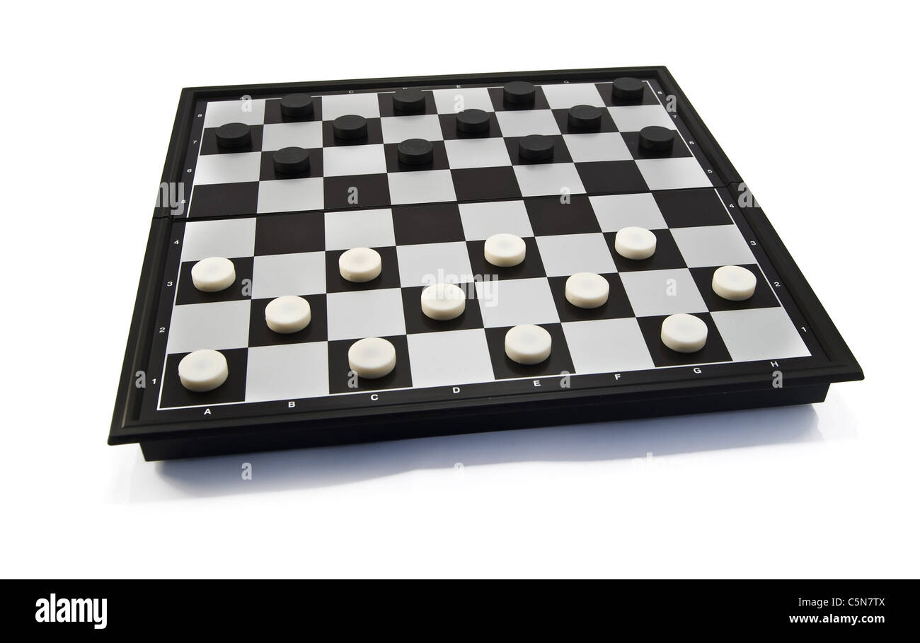 weiße und schwarze Dame auf einem Schachbrett-Board, isoliert auf weiss Stockfoto