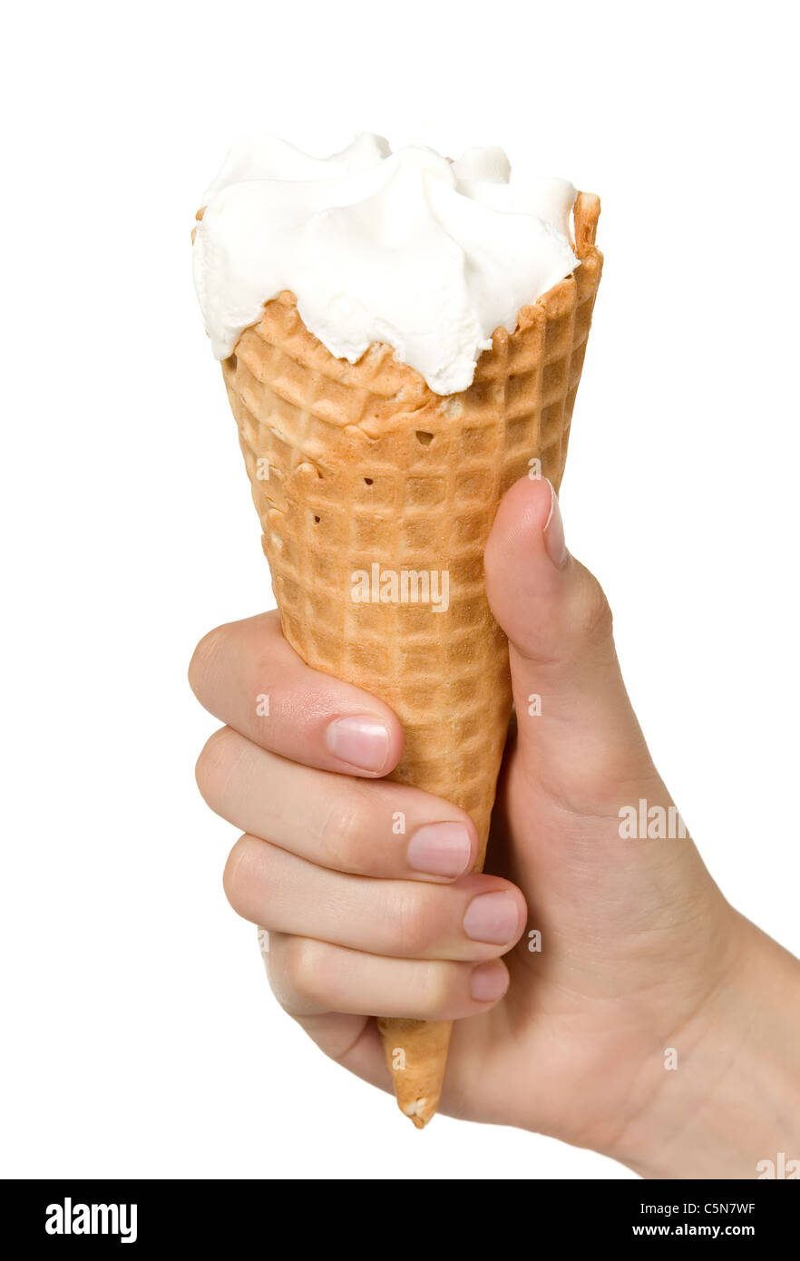 Mann ist in seiner Hand halten weiße Eis mit Waffel Stockfoto