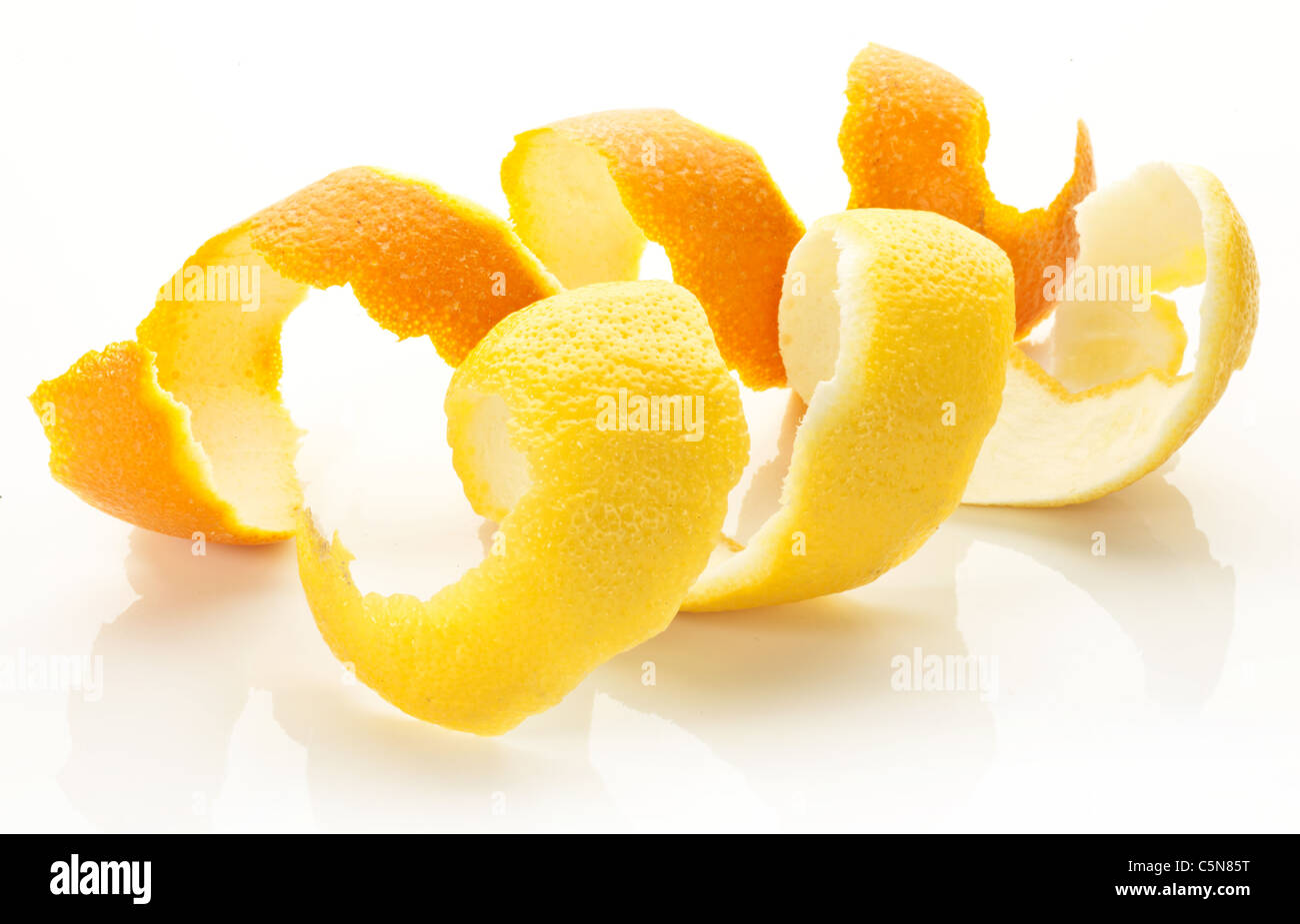 Wendung der Schalen von Zitrusfrüchten auf weißem Hintergrund. Stockfoto