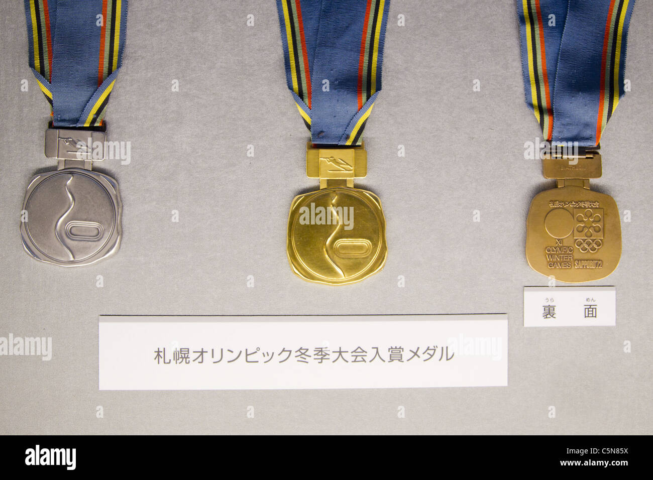 Medaillen für Sapporo Winterspiele: Geschichte der Olympischen Spiele in Japan. in Japan Mint in Osaka. Stockfoto