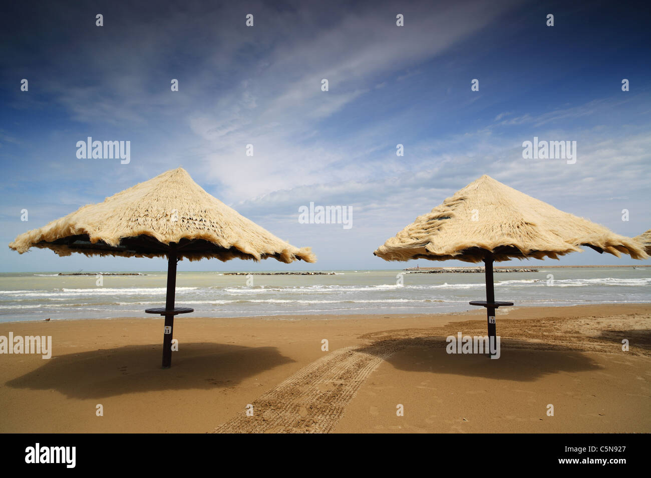 Sonnenschirme am Strand an der italienischen Adriaküste. Stockfoto