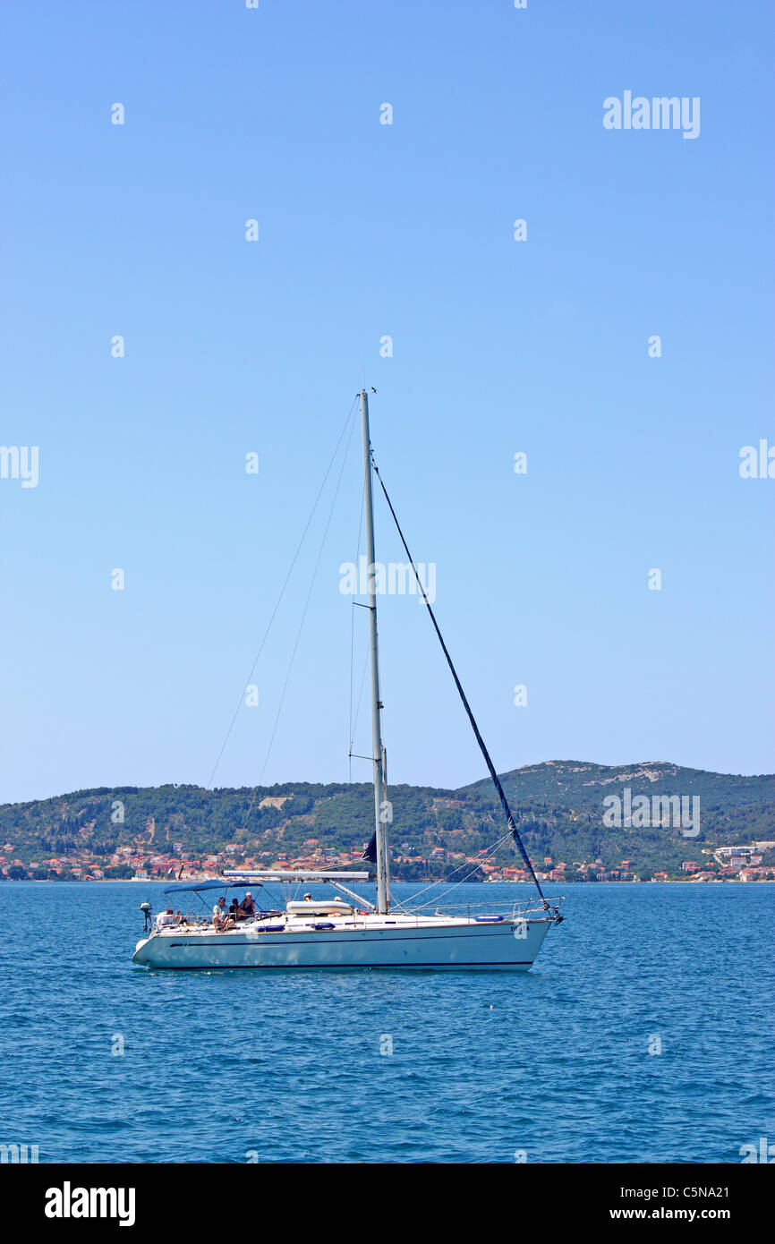 Segelboot auf dem offenen Meer an der Adria Stockfoto