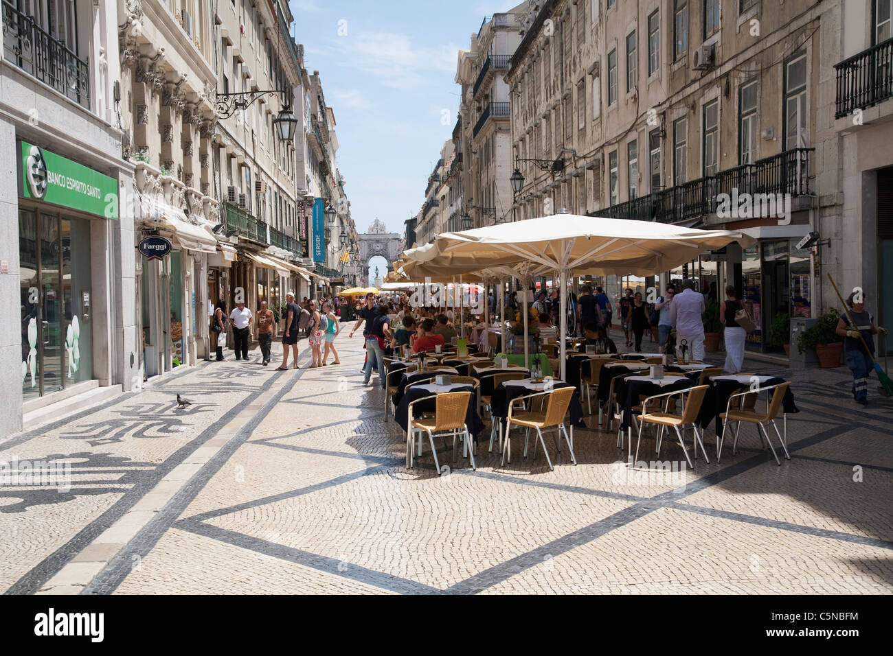 Rua Augusta-Straße in der Ferne durch die Rua Augusta Bogen Stockfoto