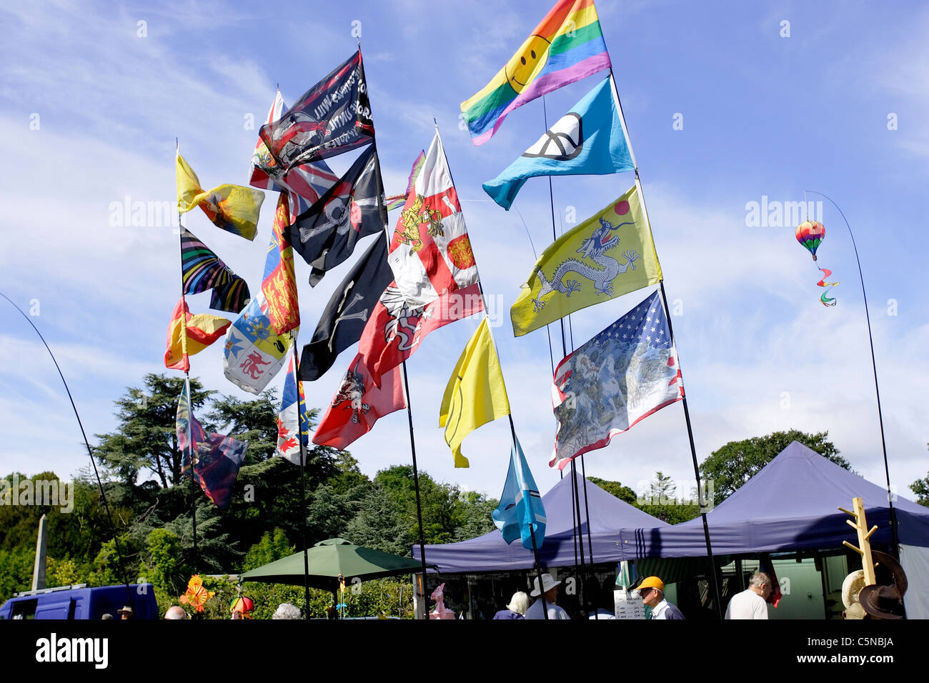 Eine Sammlung von dekorativen Flaggen zum Verkauf an ein Markt unter freiem Himmel in Nord-Wales Stockfoto