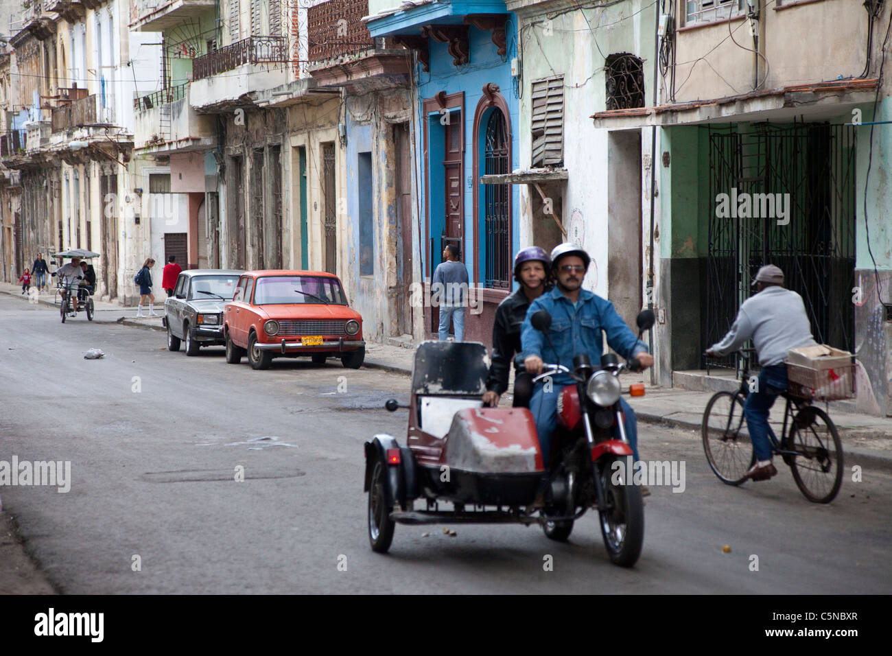 Kuba, Havanna. Straßenszene, Motorrad. Stockfoto