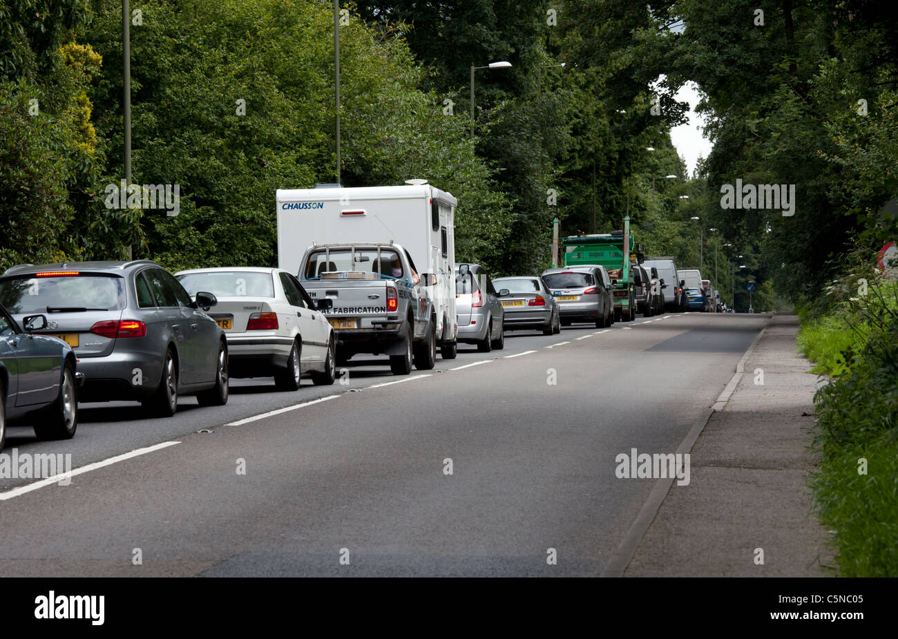 Verkehr Queuing in Richtung Norden auf der A3 an der hindhead Ampel während die südgehende Bahn leer folgenden Tunnel öffnen Stockfoto