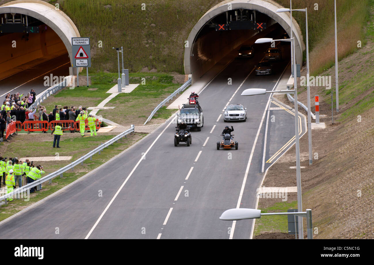 Einige der ersten Fahrzeuge durch das neu eröffnete A3 Hindhead Tunnel, durch Würdenträger und die Medien beobachtet. 27. Juli 2011 Stockfoto