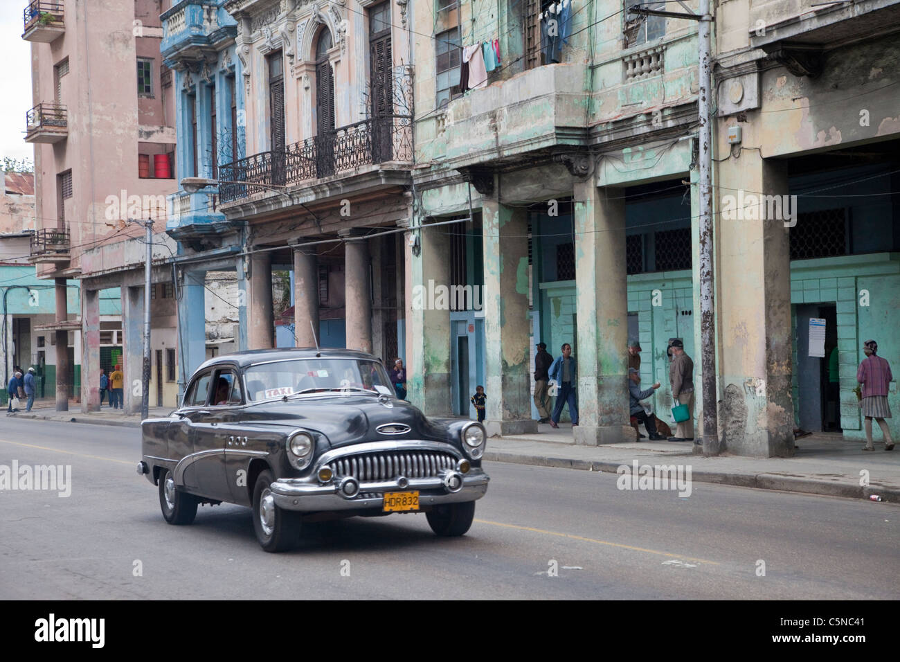 Kuba, Havanna. Am frühen Morgen Centro Habana Straßenszene, 1953 Buick. Stockfoto