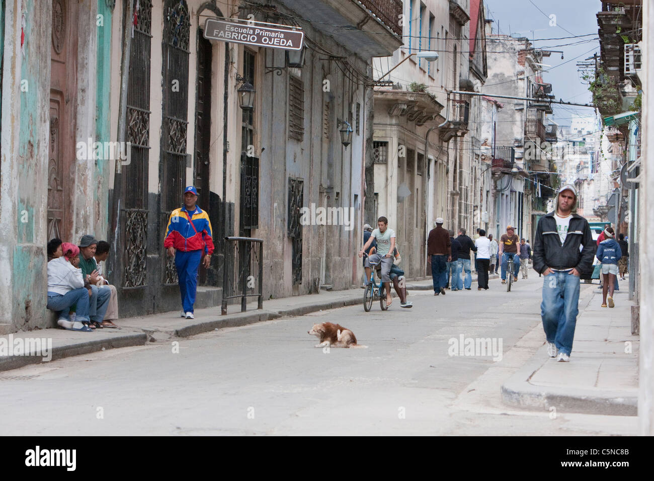 Kuba, Havanna. Straßenszene, Alt-Havanna. Stockfoto