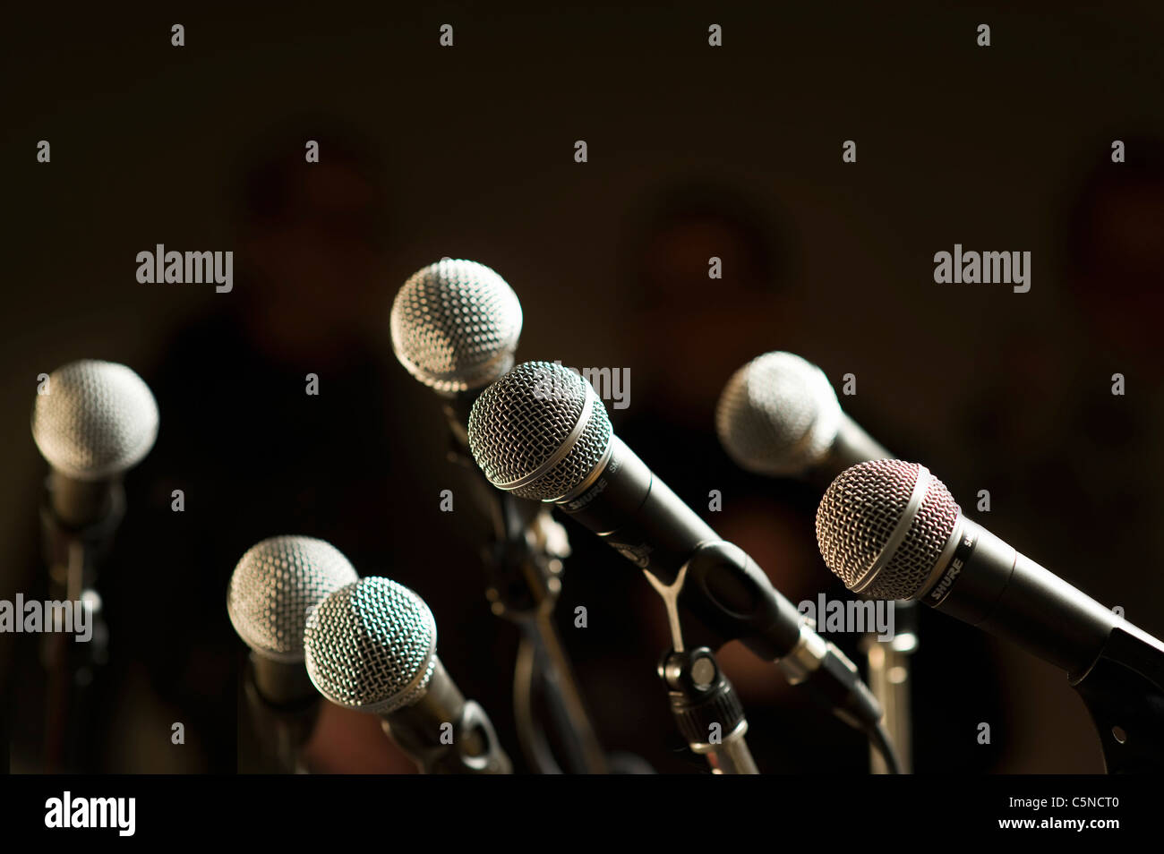 Eine Gruppe von Mikrofonen Stockfoto