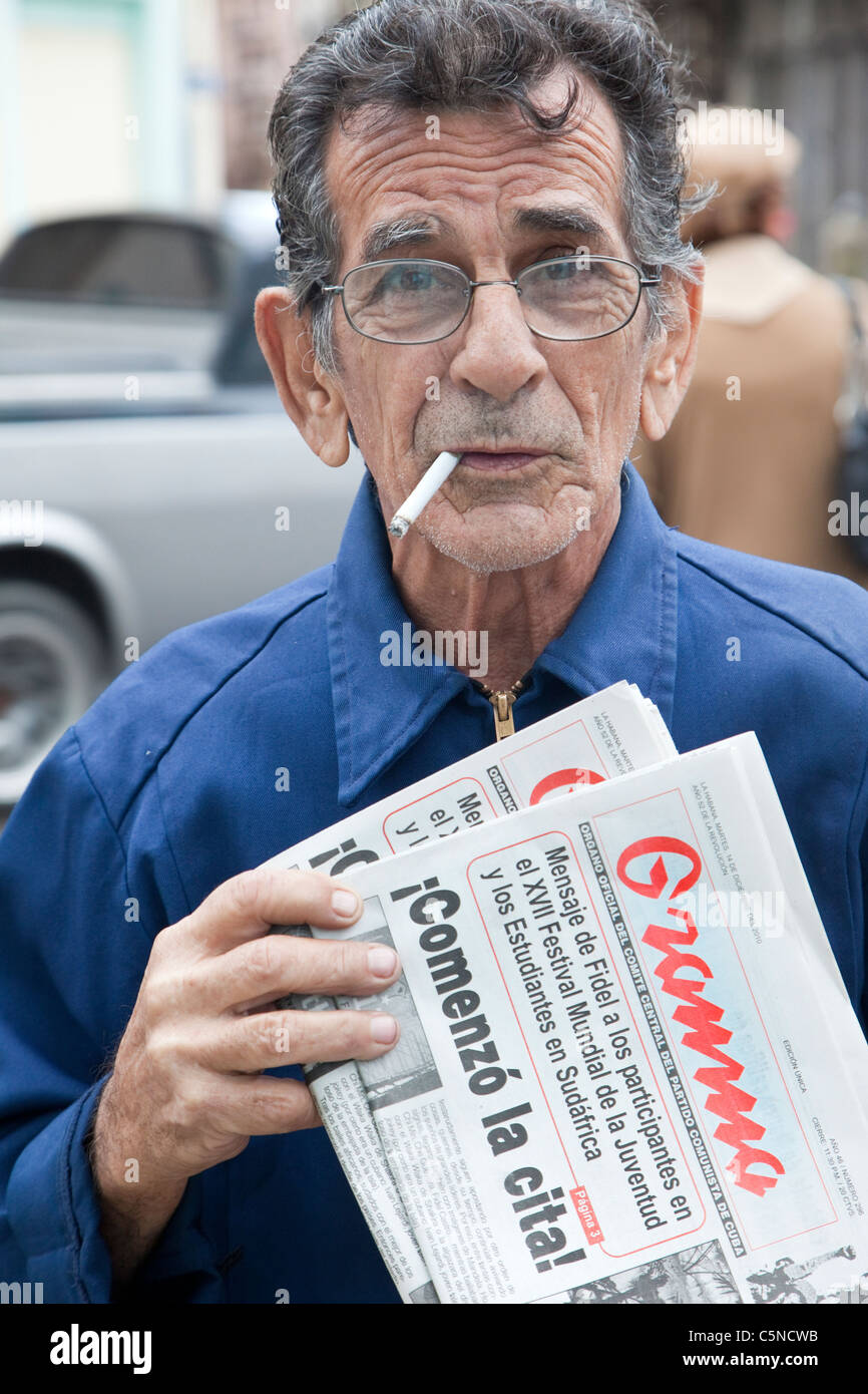Kuba, Havanna. Straßenhändler verkaufen Granma, der offiziellen kommunistischen Partei Zeitung. Stockfoto