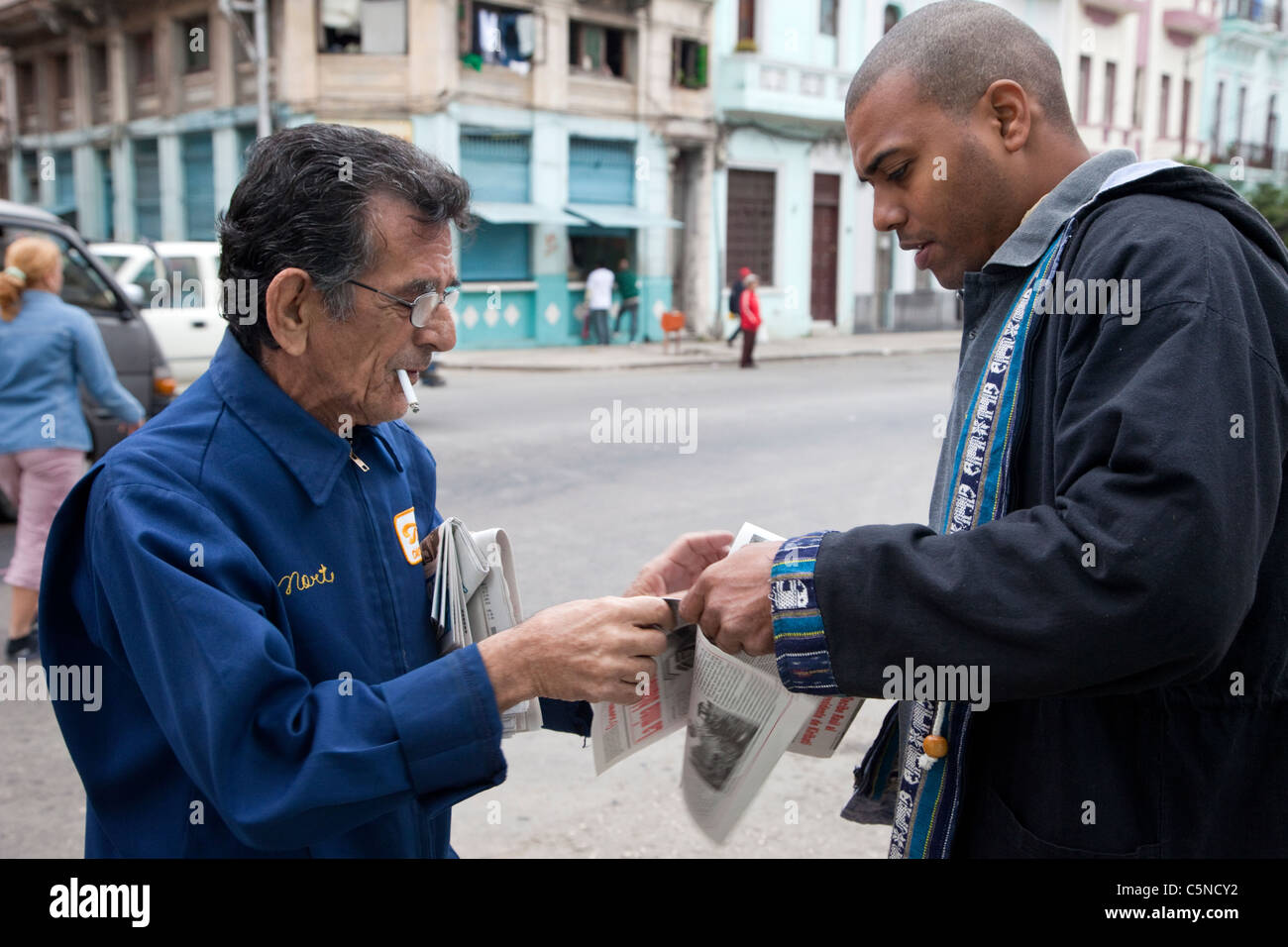 Kuba, Havanna. Zeitung-Anbieter eine Kopie der Granma, der offiziellen Zeitung der kommunistischen Partei zu verkaufen. Stockfoto
