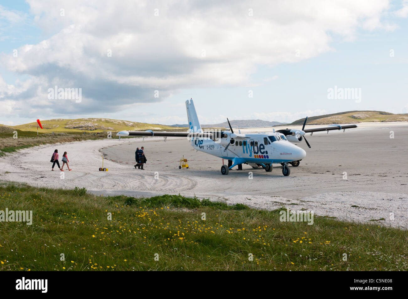 Fahrgäste einsteigen in ein Flugzeug von Flybe - Loganair auf der Landebahn Strand auf der Insel Barra in den äußeren Hebriden Stockfoto