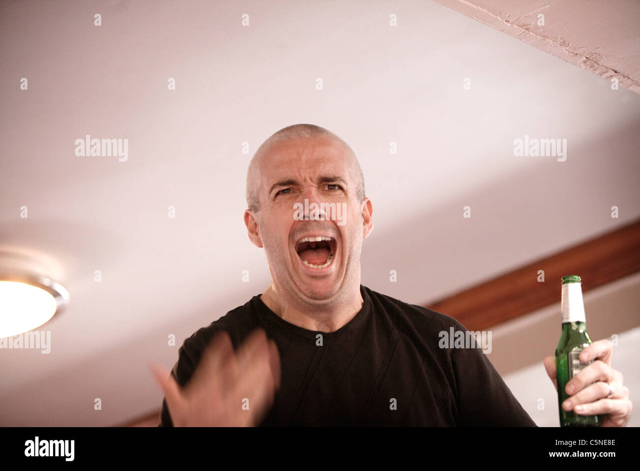 Manchester Utd inoffizielle Songschreiber Peter Boyle führt das Singen von Manchester United Fans in der Bischof Blaize Kneipe. Stockfoto